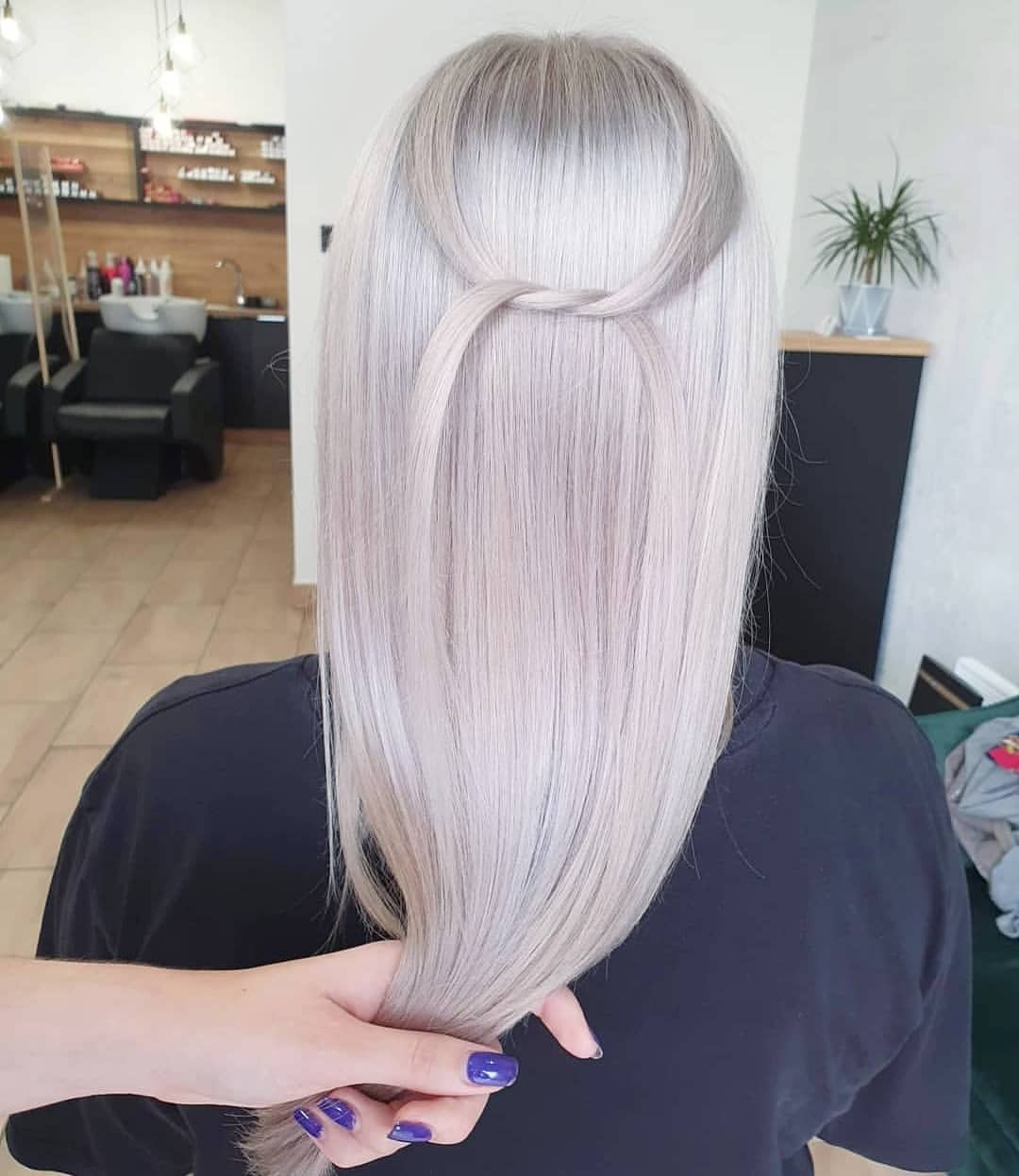 Długie włosy w perłowym blondzie z delikatnym upięciem z tyłu